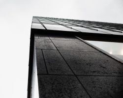 borde-de-angulo-bajo-del-edificio-moderno